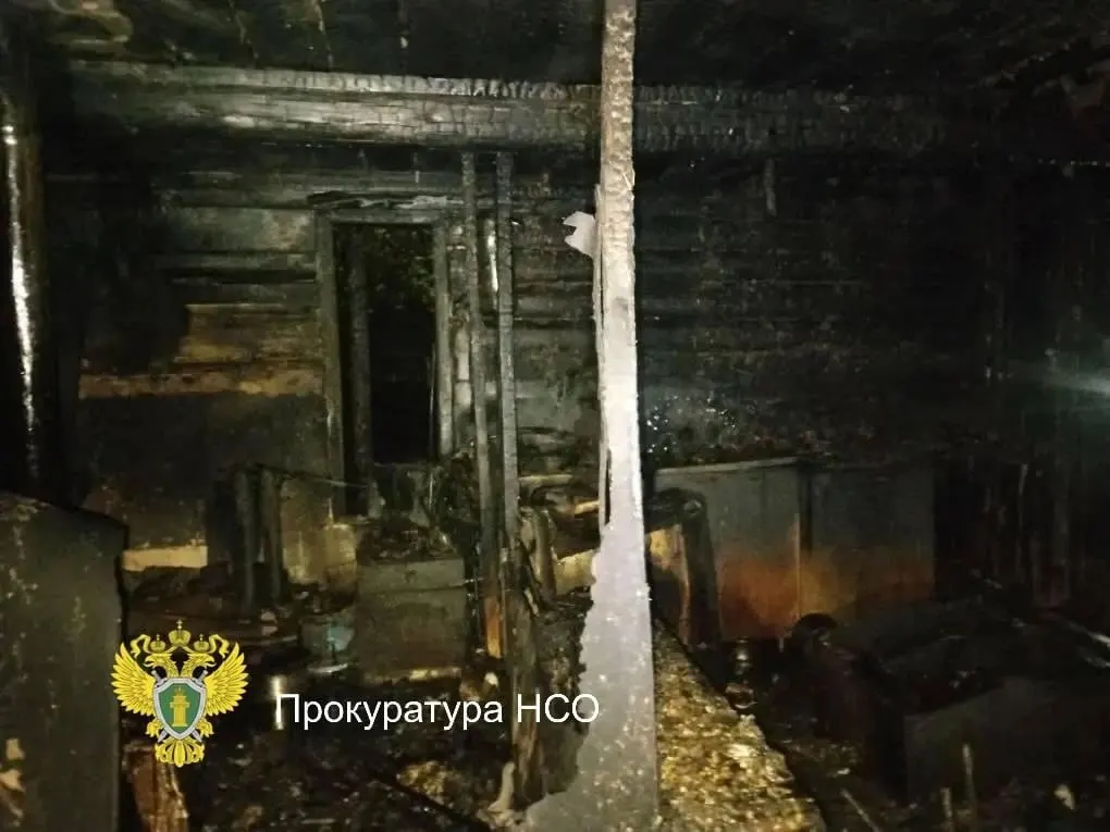 В Ленинском районе мужчина поджёг частный дом из-за личного конфликта; 36‑летняя женщина и её пятилетняя дочь выбрались, им ничего не угрожает. Подозреваемый задержан и заключён под стражу.