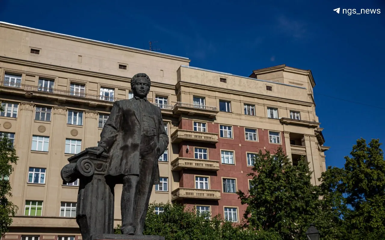 Архитектора, автора Стоквартирного дома и ряда знаковых зданий города, отметили в год его 150‑летия. Также почётные звания получили тренер по борьбе и главный врач областной клиники.