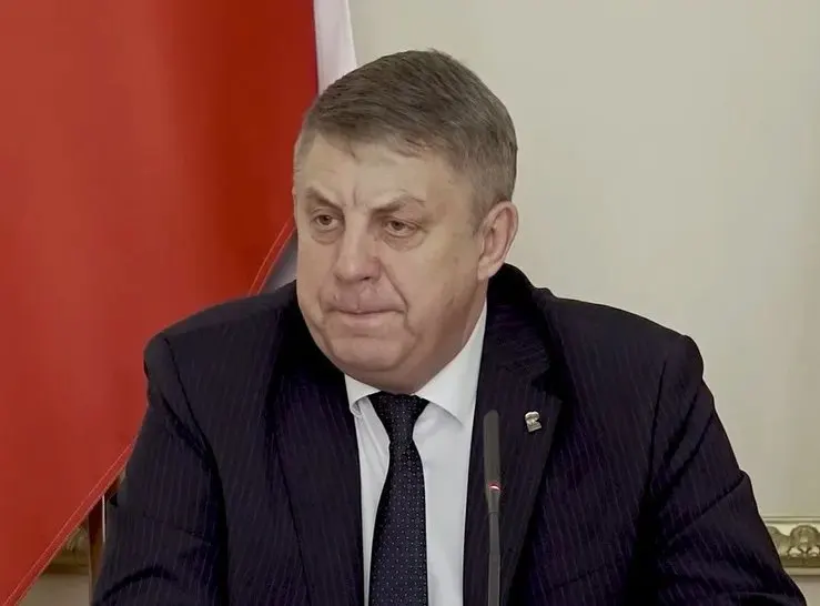 Александр Богомаз ушёл с поста губернатора 13 мая, на следующий день ему дали место в Госдуме от «Единой России», ЦИК утвердил назначение; одновременно ушёл глава Белгородской области Вячеслав Гладков.