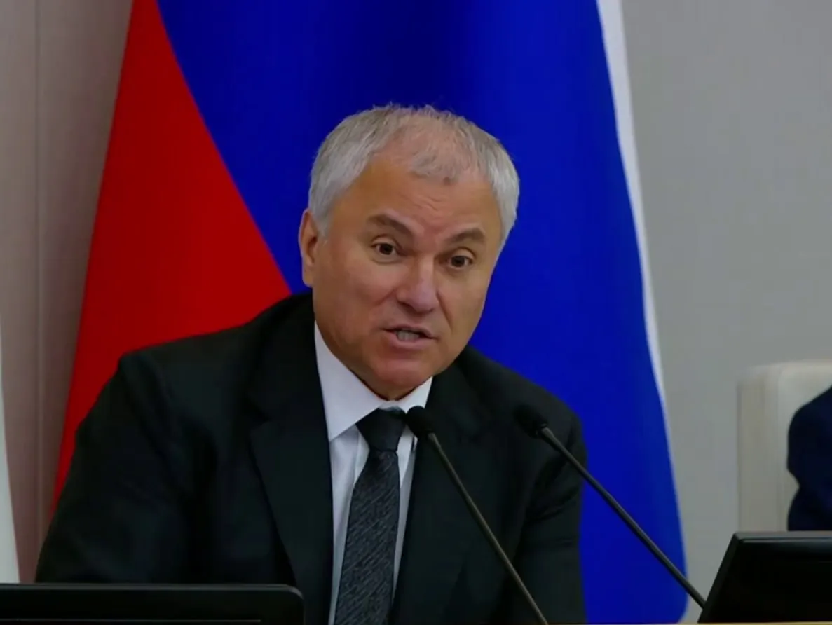 Депутаты расширили перечень направлений профилактики: в него официально добавили мероприятия по противодействию «фальсификации истории» и предупреждению уклонения от призыва. По словам спикера Вячеслава Володина, закон направлен на защиту исторической правды и традиционных ценностей.