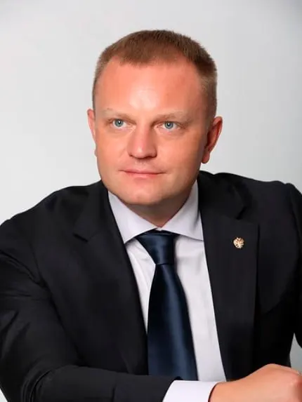 Текущий уполномоченный уходит с поста. Среди кандидатов — депутат ЛДПР Иван Сухарев, а также Артем Прокофьев (КПРФ) и Яна Лантратова («Справедливая Россия»).