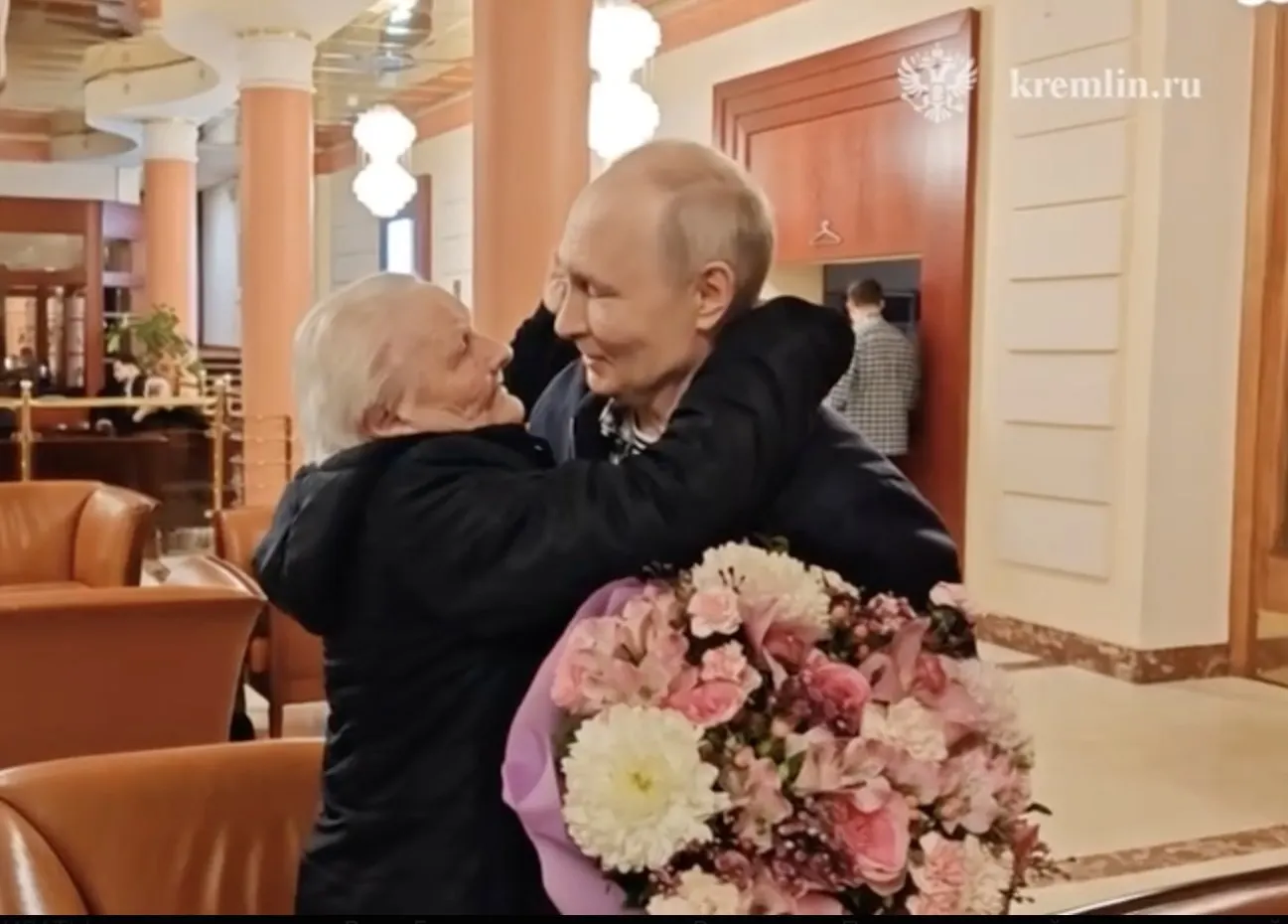 Президент встретился с первой учительницей: они обнялись, обменялись поцелуями и не сдержали эмоций.
