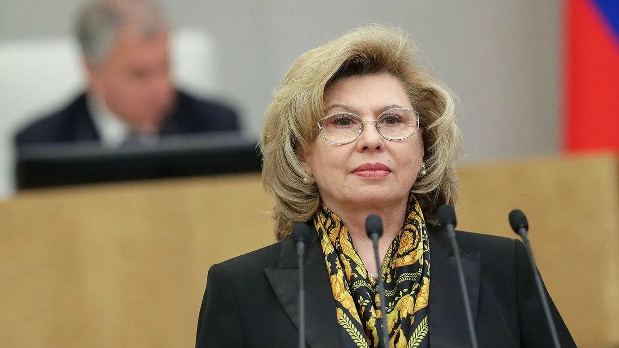 Москалькова проработала омбудсменом десять лет. За это время акцент в работе офиса сместился от надзора за властью к социальной поддержке участников «СВО» и внутренним «суверенным» подходам; сегодня Госдума рассматривает претендентов на её место.