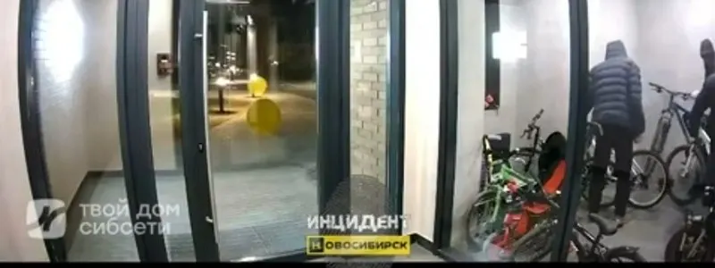 Жители дома на Красном проспекте сообщают об участившихся кражах велосипедов и лёгком доступе в подъезды. По данным ГИС ЖКХ, дом обслуживает ООО «УК „Мегаград“» — у компании и у застройщика есть связи с местными структурами.