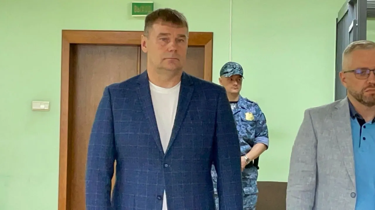 Восьмой кассационный суд в Кемерове смягчил приговор по делу о растрате: вместо трёх лет заключения экс-чиновник получил два года и девять месяцев. Ранее его признали виновным в организации хищения через фиктивные договоры аренды автомобиля.