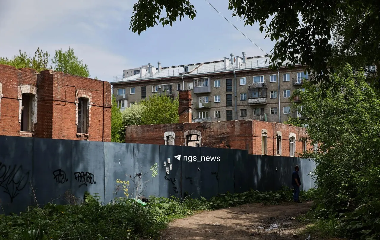 Два дореволюционных дома на Якушева купила строительная компания за 36,3 млн ₽. На реконструкцию планируют потратить около 160 млн рублей: восстановят конструкции, крышу и печь, а вокруг организуют закрытый сквер для сотрудников.