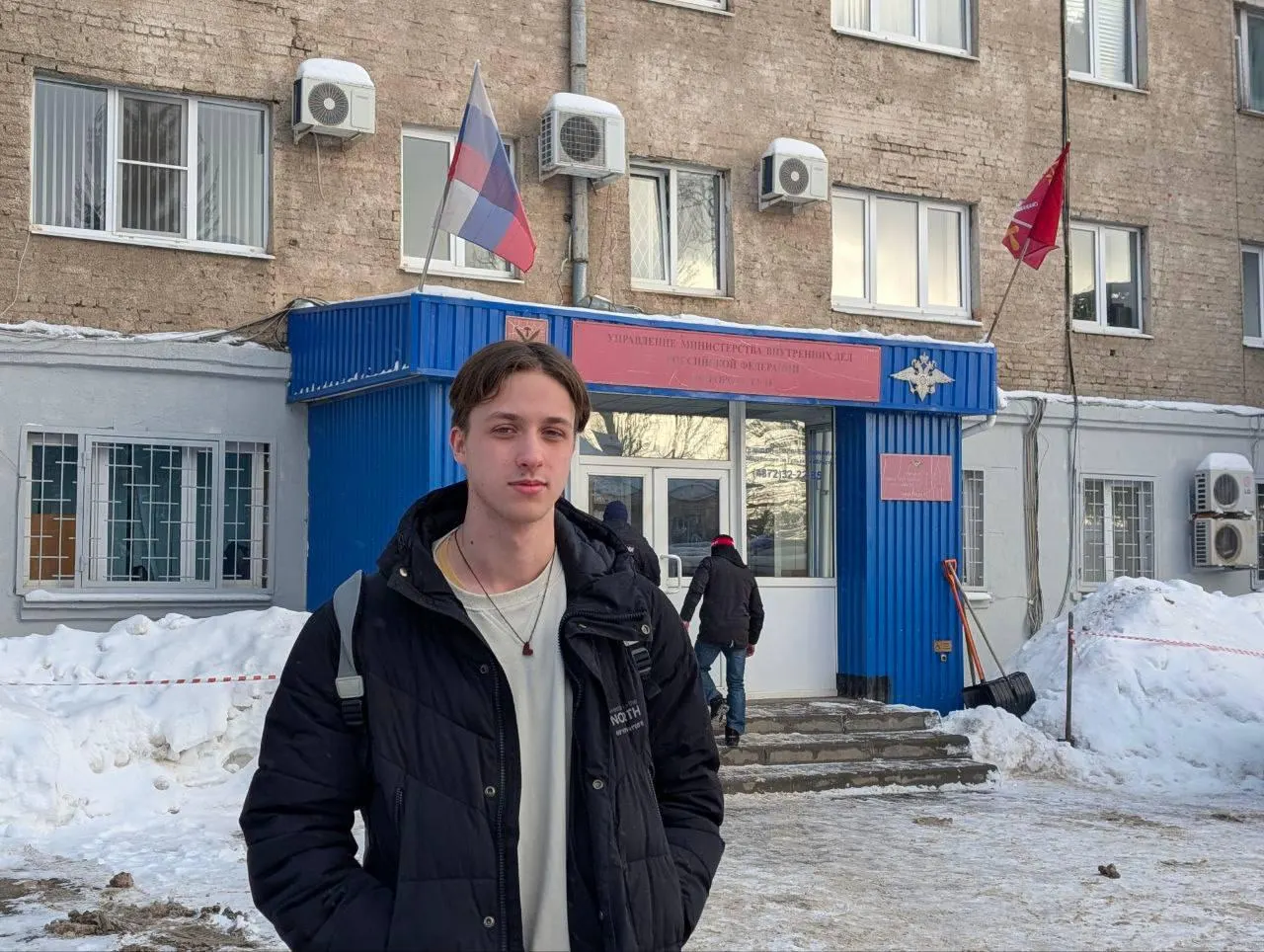 19‑летний Евгений Малюгин стал одним из самых молодых внесённых в реестр «иностранных агентов». Он считает решение политически мотивированным, намерен пытаться его оспорить. Ранее против него возбуждали протоколы и назначали штрафы; в феврале Малюгин покинул Россию.