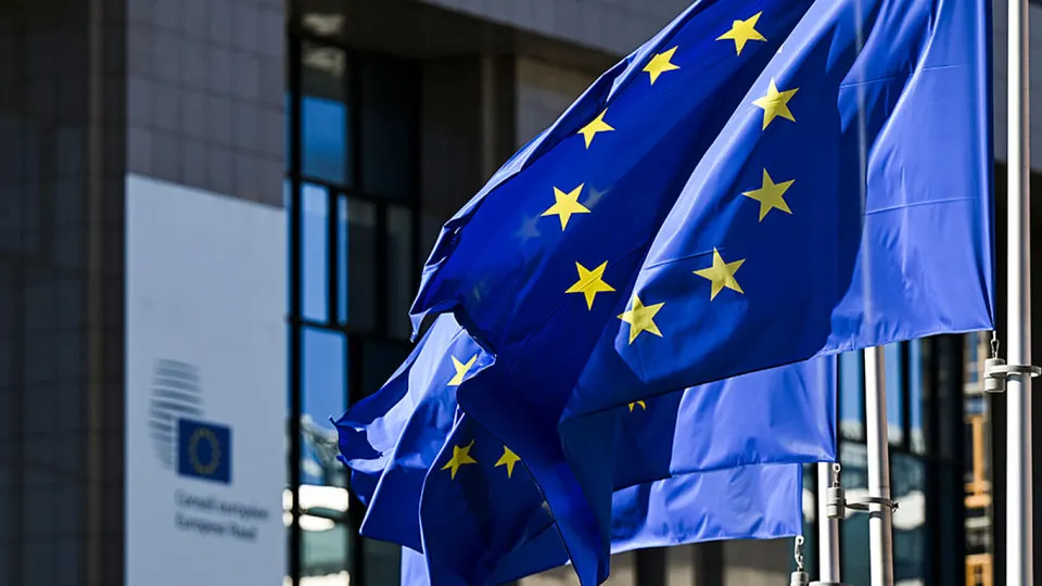 После смены власти в Венгрии лидеры Евросоюза обсуждают идею увеличить срок продления санкций с шести месяцев до года и подготовить «мини‑пакет» мер против теневого флота и военной промышленности.