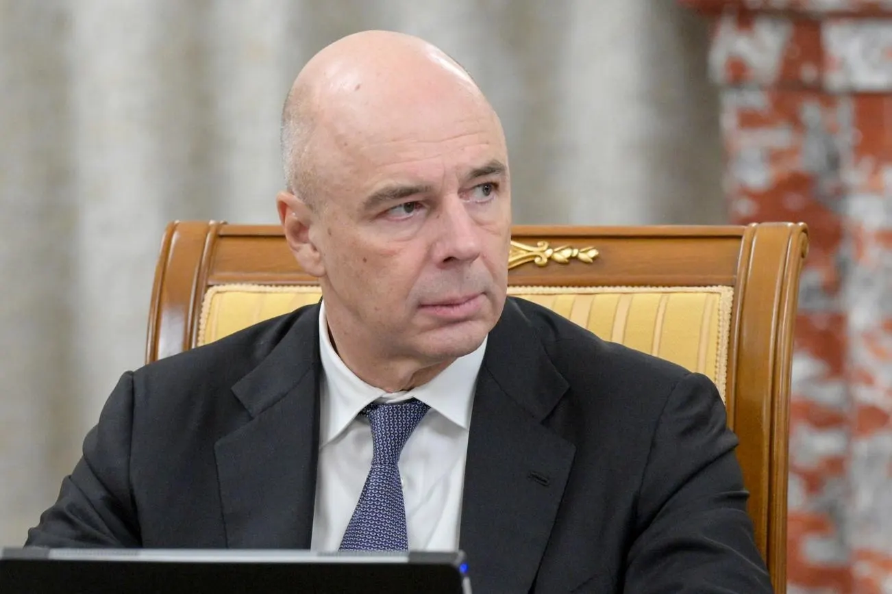 Министр финансов Антон Силуанов предложил временно заморозить часть запланированных расходов на 2,9 трлн рублей. По оценкам Минфина, боевые затраты в этом году могут превысить план минимум на 2 трлн рублей и при неблагоприятном сценарии — до 4 трлн.