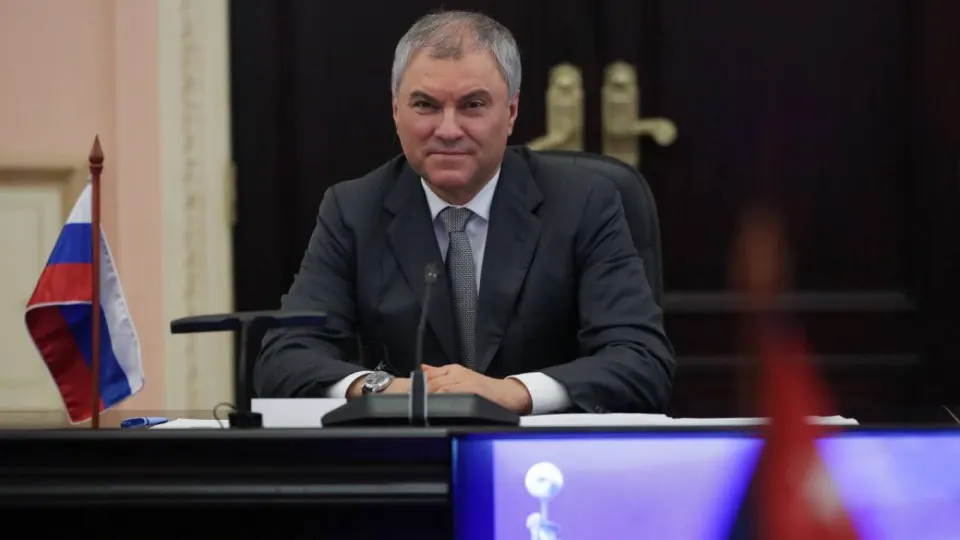 Спикер Госдумы заявил, что применение западных спутниковых технологий и вооружений для ударов по гражданским объектам может вынудить Россию применить «оружие, которое не оставит следа». Параллельно Москва готовит ответные операции после удара по контролируемому ей населенному пункту.