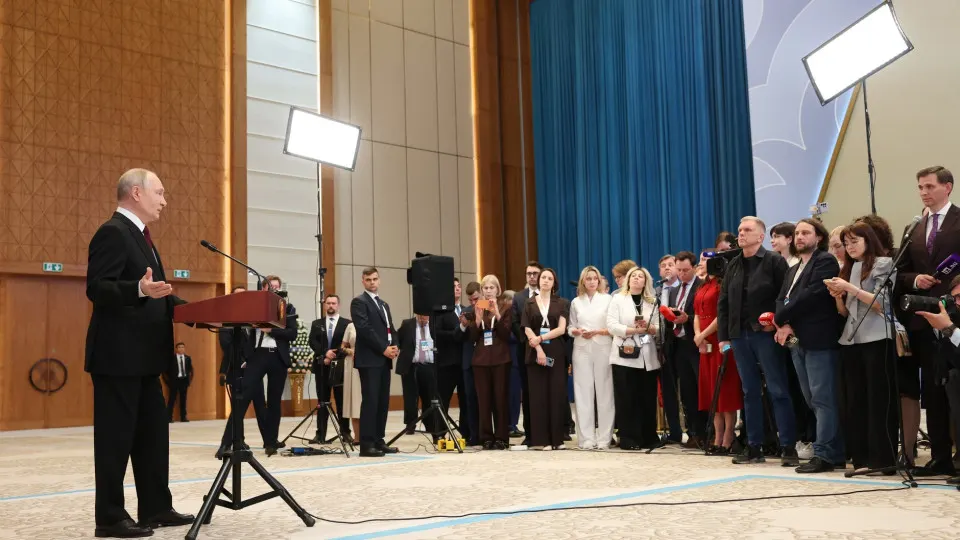 На пресс‑конференции по итогам саммита ЕАЭС президент связал евроинтеграционные устремления Еревана с риском «украинского сценария» и заявил, что Россия располагает средствами, чтобы «сровнять с землёй» тех, кто попытается ударить по Калининграду.