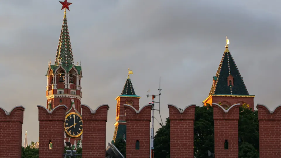 Помощник президента РФ Юрий Ушаков заявил, что продолжение формата США—Украина—Россия возможно лишь после вывода украинских войск из контролируемой ими части Донбасса; Москва при этом настаивает на территориальных уступках и оставляет за собой ряд условий для подписания мирного меморандума.