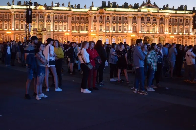 В ночь с 27 на 28 июня в Санкт-Петербурге пройдут «Алые паруса» для около 66 тысяч выпускников. Правительство утвердило 300 приоритетных образовательных программ и увеличило число бюджетных мест. В Смоленске 26–28 июня запланированы празднования Дня молодёжи.