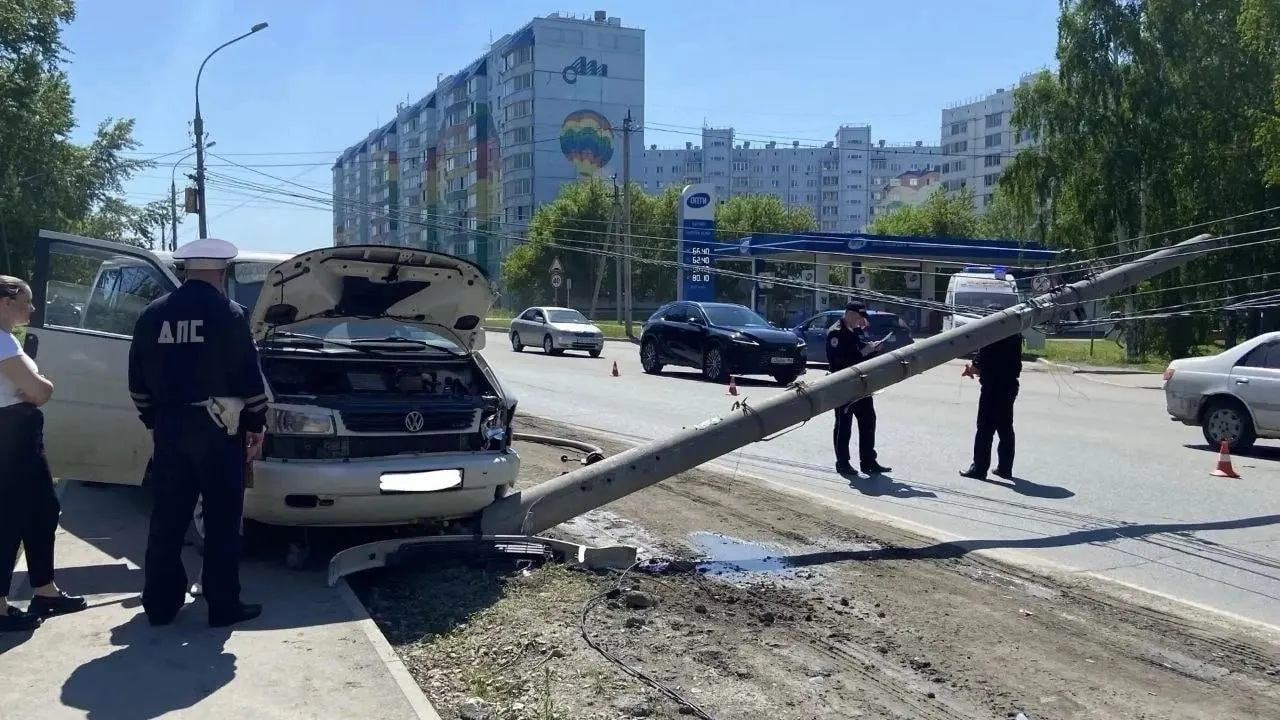 На Хилокской произошло ДТП с участием Volkswagen: машина врезалась в столб, водитель скончался. ГАИ выясняет обстоятельства аварии.