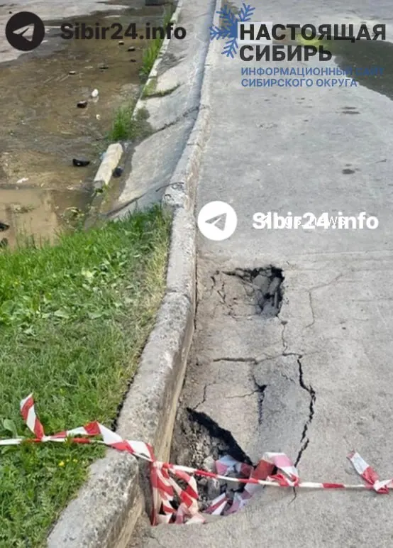 У дома №25 по улице Лежена холодная вода идёт с 6 июня: размыт асфальт, подтоплен подвал и теплообменник, рядом детские площадки. Власти считают выход воды «незначительным», земляные работы по устранению аварии обещали завершить 17 июня, но жильцы говорят, что ситуация не изменилась.