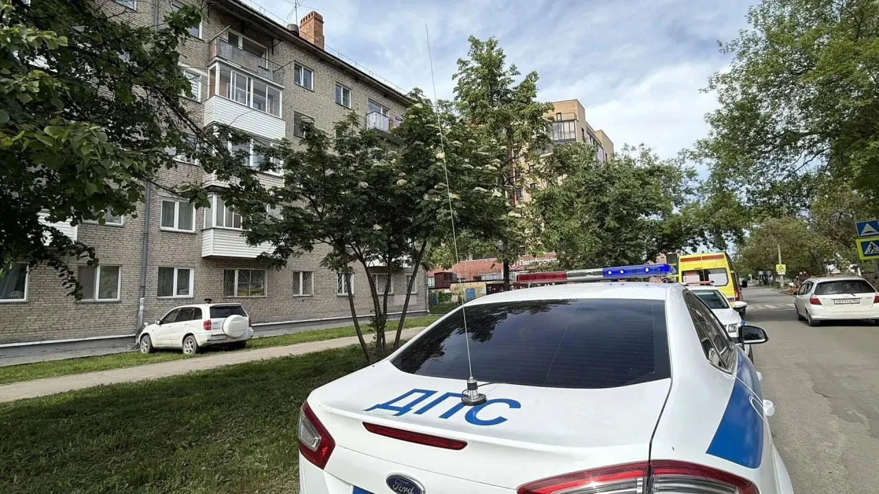 Днём в Новосибирске 75‑летний водитель Toyota RAV4 въехал в здание по адресу Макаренко, 23; мужчина скончался на месте.