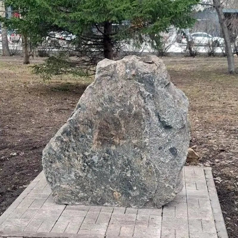 Мэрия заявляет, что акта об исключении закладного камня из реестра нет, но при этом отказывается возвращать табличку и планирует демонтировать камень в 2027–2028 годах.