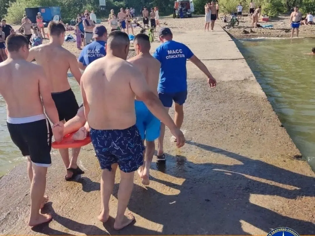 Молодой мужчина сильно ударился головой при прыжке в воду, у него также исчезла чувствительность в руках и ногах; спасатели передали пострадавшего врачам.