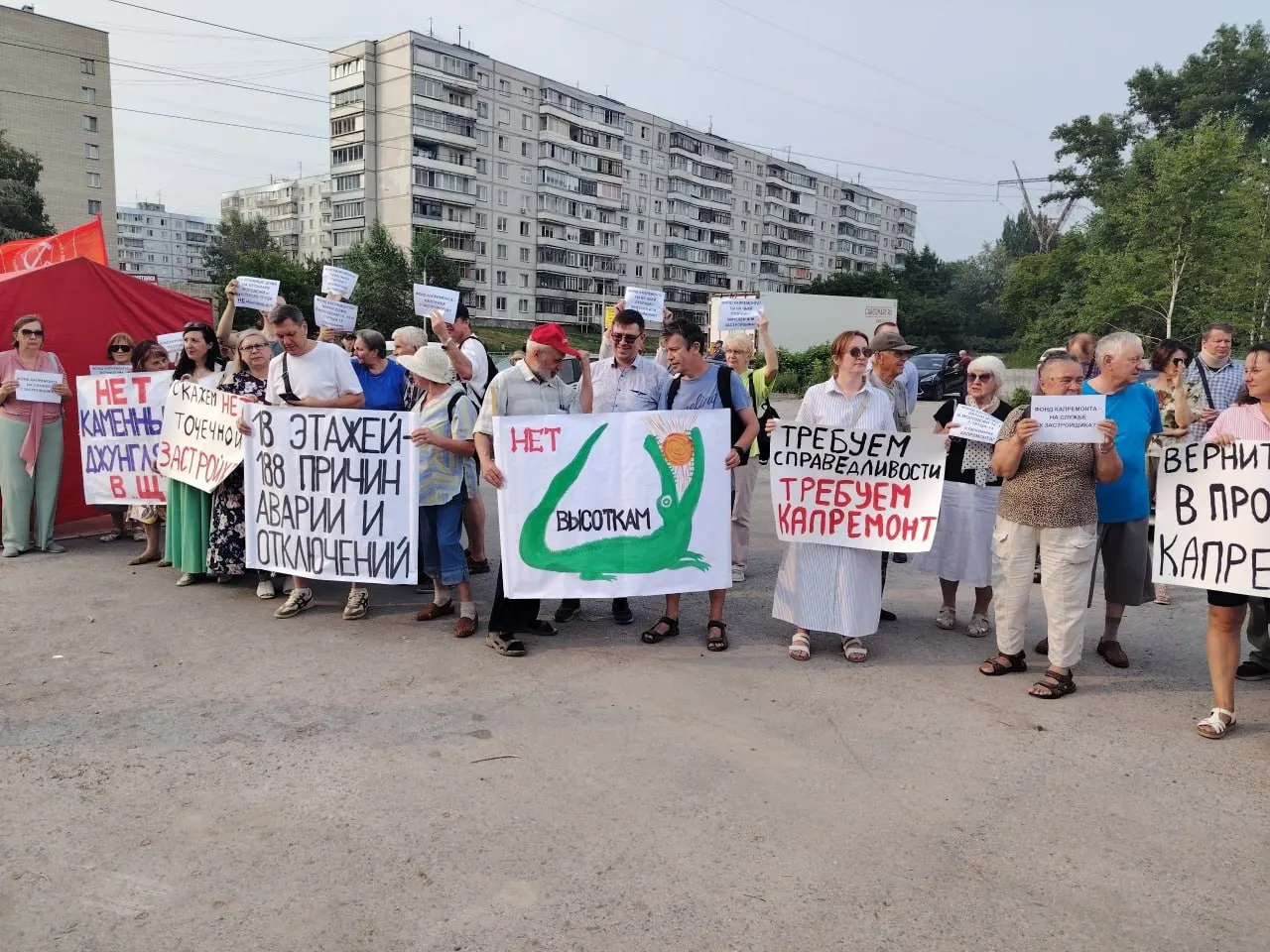Несколько сотен новосибирцев вышли на пикет в Советском районе: они выступили против исключения домов из программы капремонта и против планов строительства 17‑этажного дома на улице Гнесиных.
