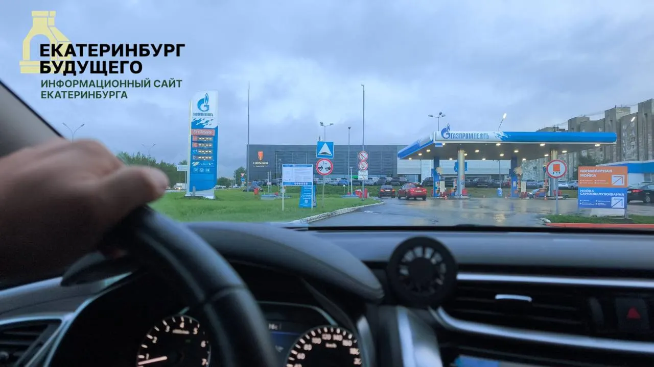 Средние цены на АИ‑92, АИ‑95 и дизель выросли, жители отмечают перебои и очереди на АЗС. Власти обещают меры, но эксперты предупреждают об ограничениях административными методами.