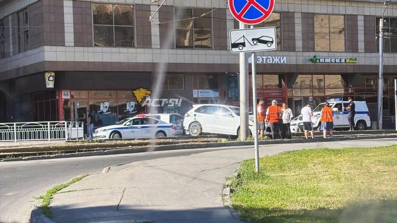 Porsche Cayenne вылетел на трамвайные пути на улице Депутатской. У автомобиля повреждены передняя и задняя части кузова; трамвай №13 курсирует без перебоев.