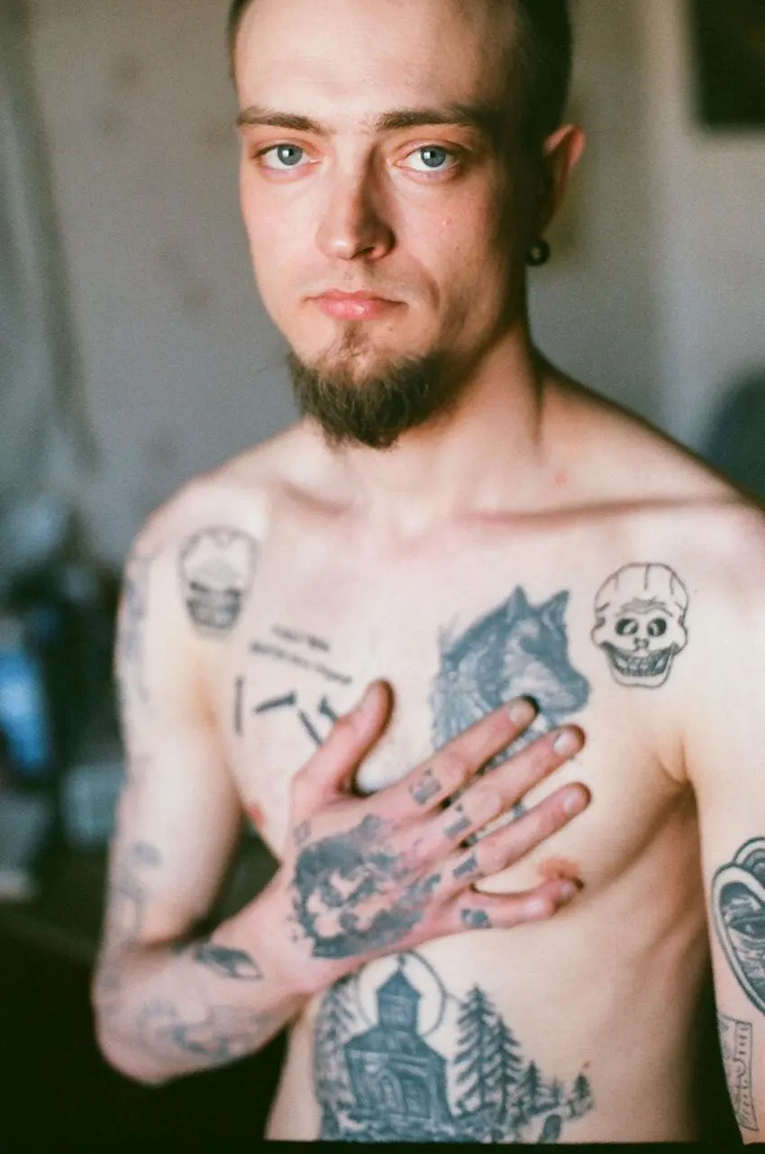 Против омского примитивиста Никиты Позднякова возбудили дело по части 1 статьи 148 УК. При обысках изъяли серии работ, где автор использовал мотивы православных и буддийских образов; уголовное преследование последовало после жалоб религиозного движения.