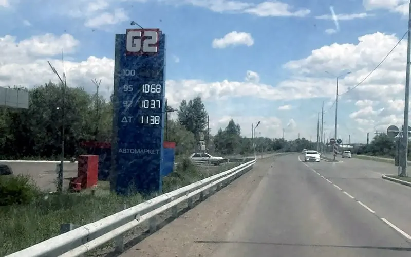 В нескольких регионах Сибири розничные цены на бензин выросли — в Туве и Иркутске зафиксированы резкие скачки, в Новосибирской области и Красноярском крае отмечают разноценность и очереди на дешёвых АЗС.