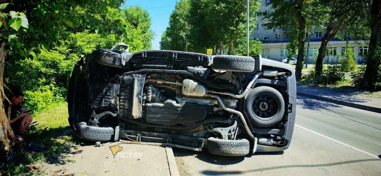Внедорожник заехал на тротуар и врезался в дерево на улице Республиканской. О состоянии водителя и других участников ДТП пока ничего не сообщают.