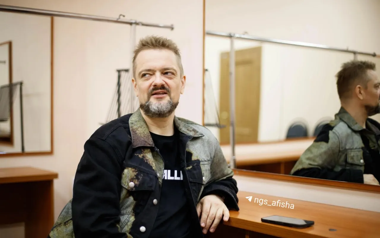 Уроженец Новосибирска, музыкант и телеведущий рассказал, что смена команды и попытки «улучшить» формат привели к тому, что программу свернули: дневные рейтинги были низкими, а выход в прайм‑тайм не увеличил аудиторию.