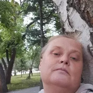 46‑летняя жительница Омской области получила три года колонии по обвинению в публичных призывах к террористической деятельности; её дело рассматривал военный суд в Новосибирске.