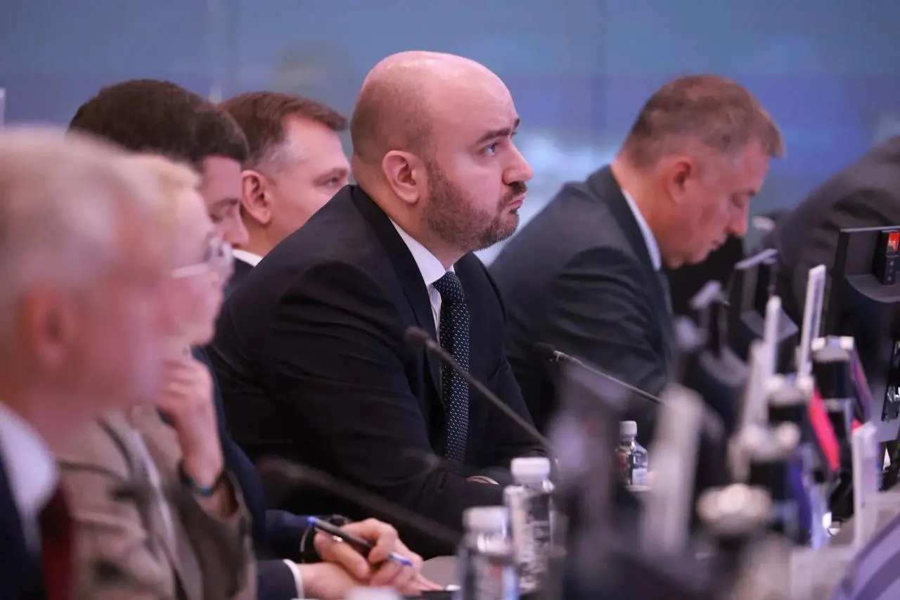 Вячеслав Федорищев принял участие в совещании по поставкам бензина и дизеля: обсуждали стабилизацию рынка и координацию между федеральным центром, регионами и поставщиками.