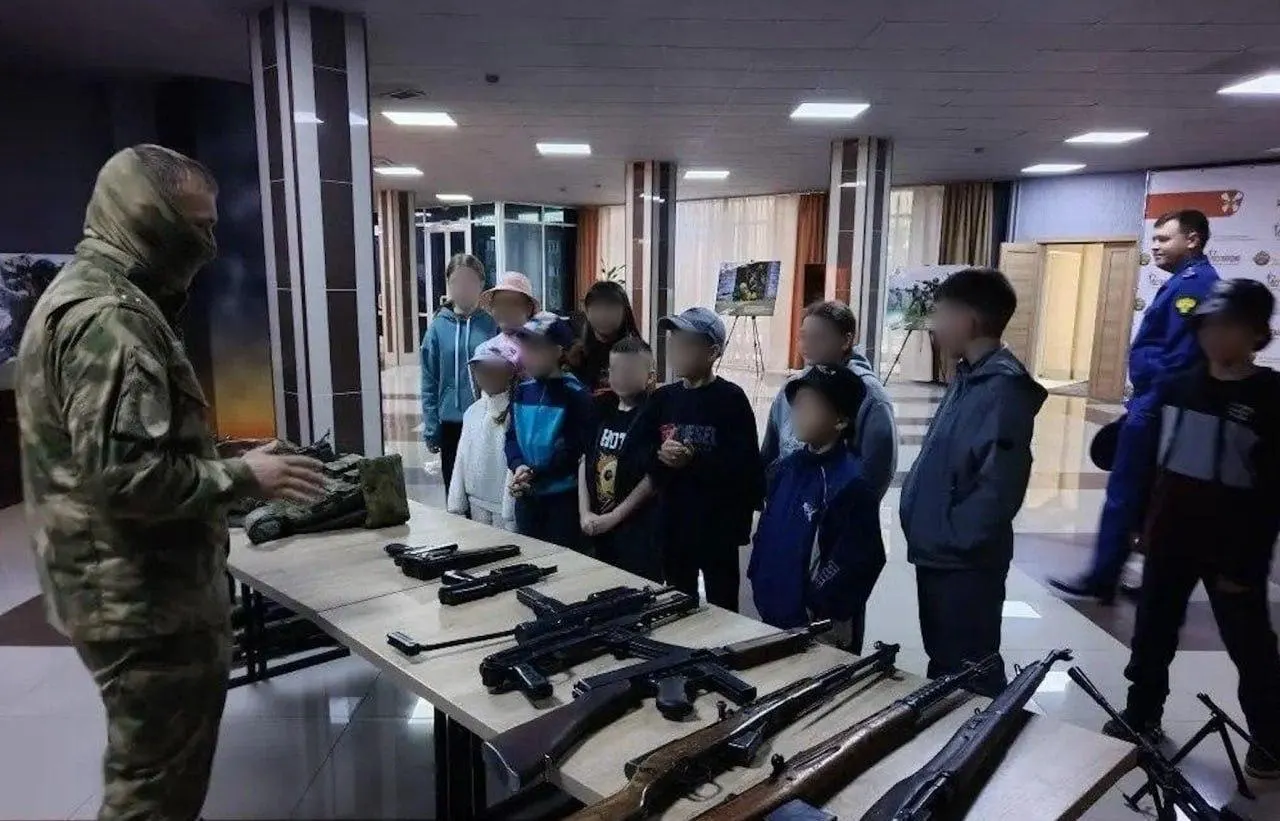 Детей из центра «Виктория» 1 июня привезли в спецподразделение Росгвардии: бойцы в масках показали им вооружение и рассказали о службе.