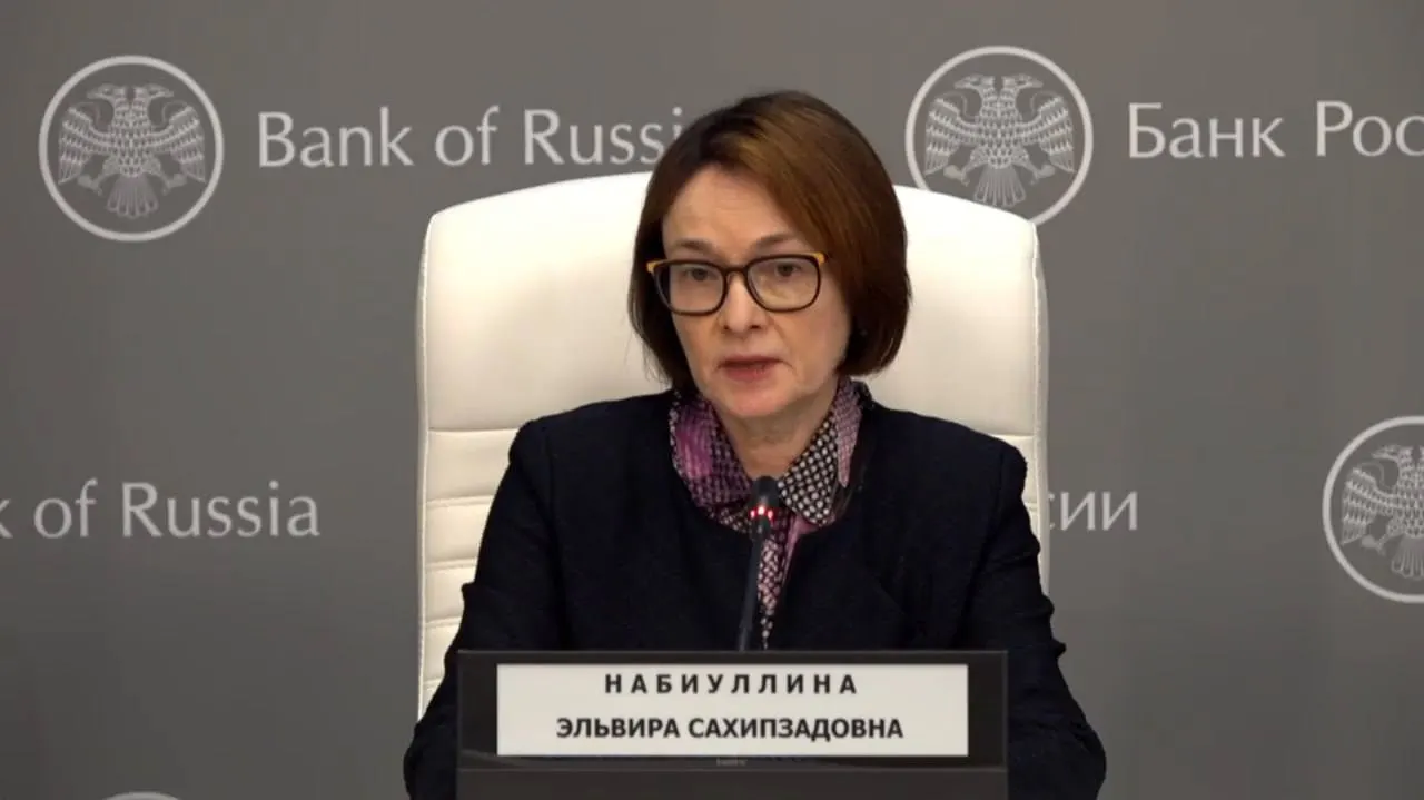 Глава Центробанка впервые с начала июня провела пресс‑конференцию вместе с заместителем, сообщив, что пропуск мероприятий был связан с простудой. На встрече регулятор объяснил снижение ключевой ставки до 14,25% годовых.