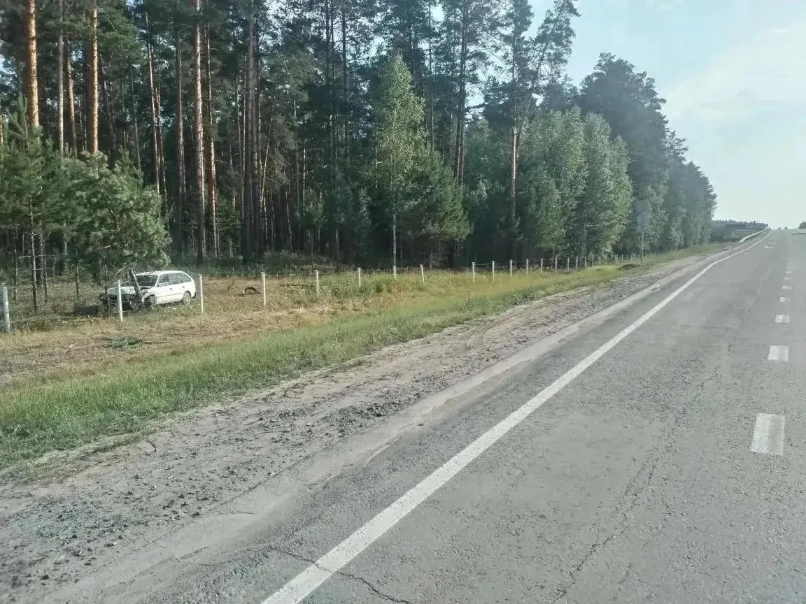 59‑летний мужчина на Toyota Corolla съехал в кювет и врезался в ограждение и дерево на 26 км трассы Р‑254; следователи устанавливают обстоятельства аварии.