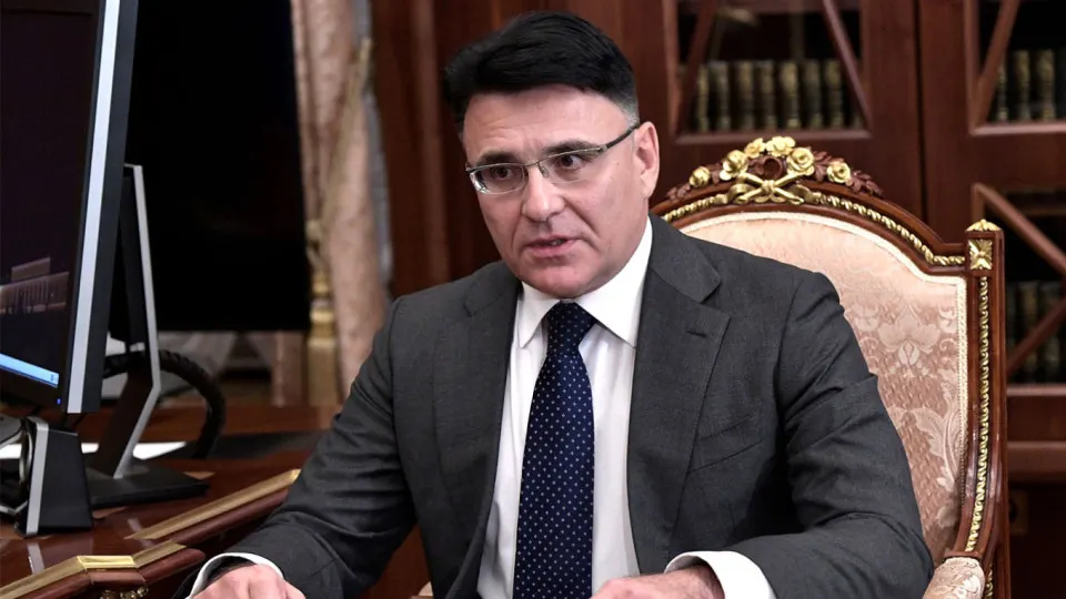 Александр Жаров заявил, что квотирование зарубежных лент позволит отбирать качественные картины и освободить экранное время для отечественного кино; похожие инициативы ранее выдвигал режиссёр, а Минкультуры получило поручение ускорить решение.