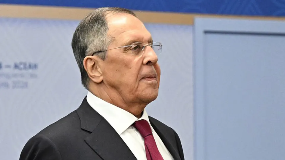 После самой крупной с начала войны ночной атаки беспилотников на столицу российские власти пообещали регулярно наносить групповые удары по объектам, от которых зависит боеспособность ВСУ. В результате нападения в Московском регионе произошли пожары, отмены и задержки рейсов и загрязнение осадков нефтепродуктами.