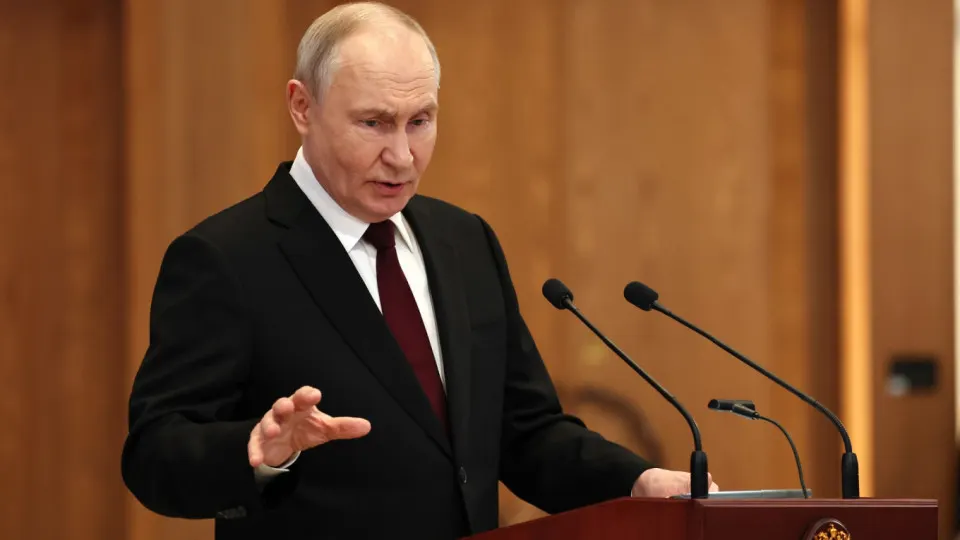 Президент России заявил, что Москва ответит, если с территории европейских государств будут запускать беспилотники по российским объектам. Власти также обвиняют Украину и указывают на возможное использование баз в Латвии; страны Балтии отвергли эти претензии.