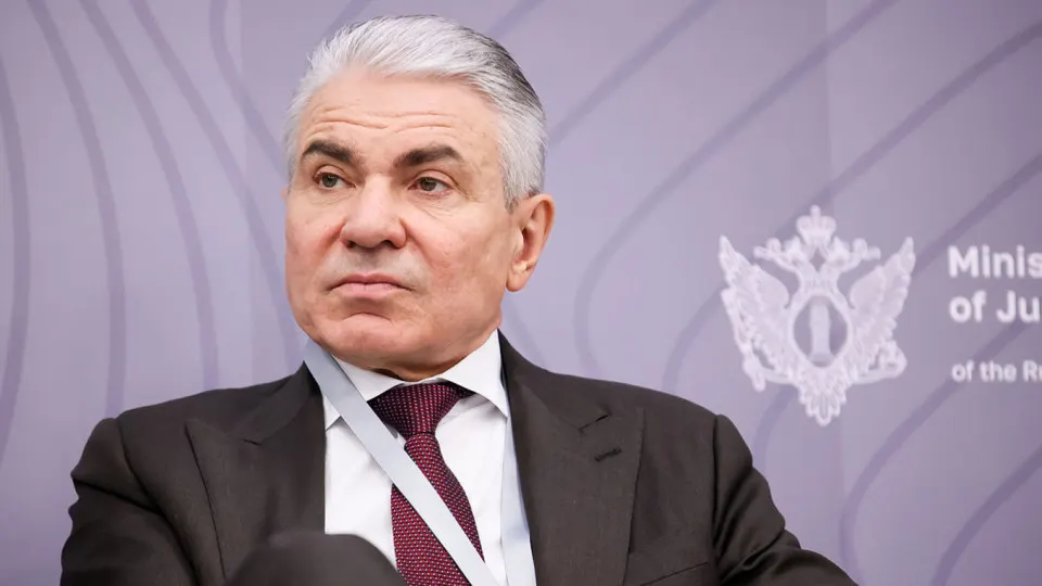 Замглавы Минюста призвал обязать владельцев нейросетей вводить механизмы, предотвращающие угрозы суверенитету, и предложил установить ответственность — вплоть до штрафов и уголовной — за нарушения. Инициатива обсуждается на фоне требований о создании «суверенных» моделей и критики бизнеса.