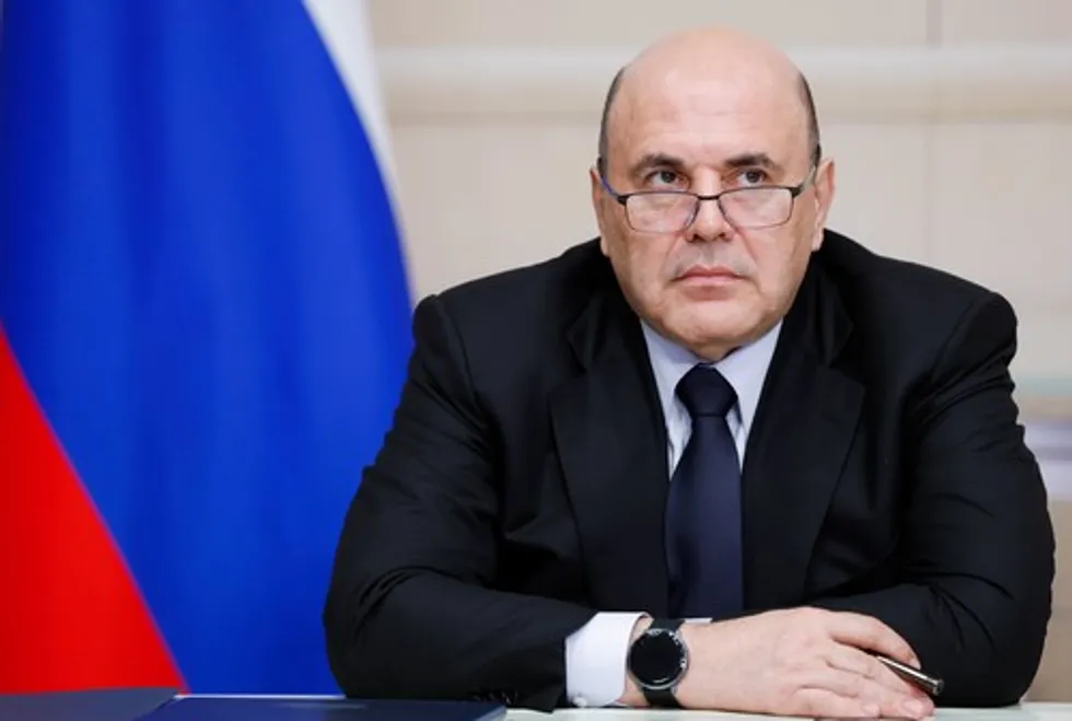 По результатам анализа утечек и показаний бывших сотрудников, сестра премьера в 2022 году разместила в банке крупный депозит — 12 млрд рублей. Официальные доходы не объясняют такого уровня накоплений; в расследовании также фигурируют сделки с недвижимостью и деловые связи через третьих лиц.