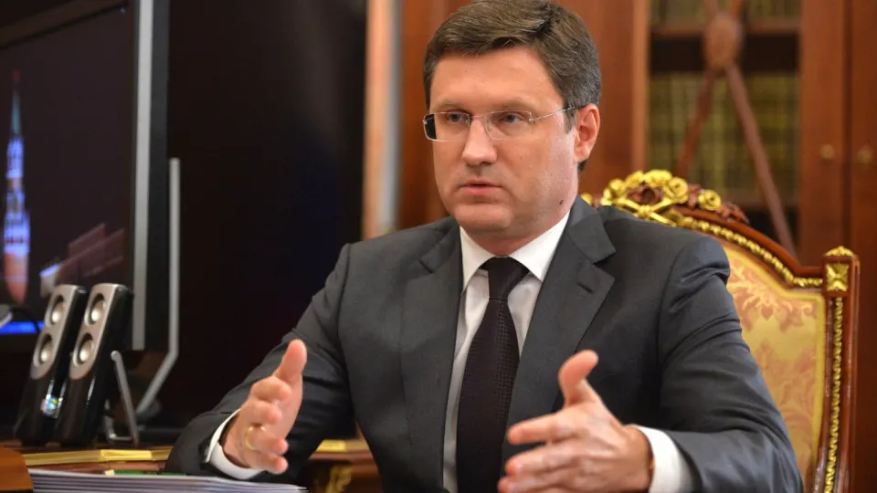 Вице‑премьер заявил, что запасы топлива сформированы, но из‑за ударов по НПЗ и паники спрос вырос, в ряде регионов введены ограничения на продажу и объёмы заправки; власти задействуют резервы и планируют нарастить импорт.