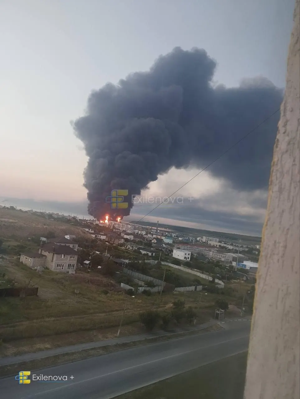 В результате атаки беспилотников в районе Керченского пролива погибли минимум пять человек, около тридцати ранены. Пожар вспыхнул на нефтебазе в порту, повреждены жилые дома.