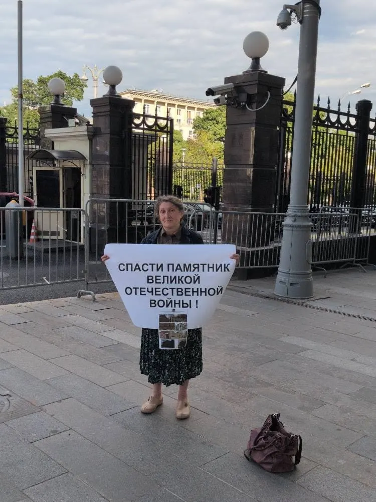 Председатель общества охраны памятников приехала в столицу и устроила одиночный пикет напротив Администрации Президента, требуя признать весь комплекс историческим наследием.