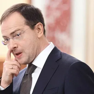 Помощник президента Владимир Мединский заявил о необходимости ввести контрактную модель распределения выпускников вузов и вернуть обязательную отработку для бюджетников, ориентируя систему образования на жёсткие обязательства перед государством и работодателями.