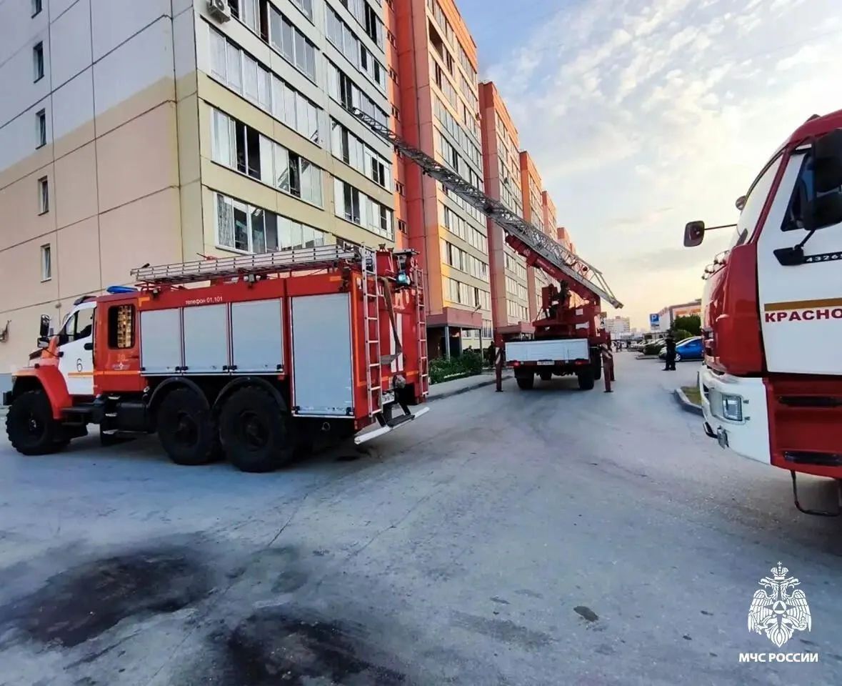 Во время возгорания в подъезде на третьем этаже эвакуировали 13 человек; на лестничной клетке горели колёса и домашние вещи, причины пожара выясняют.