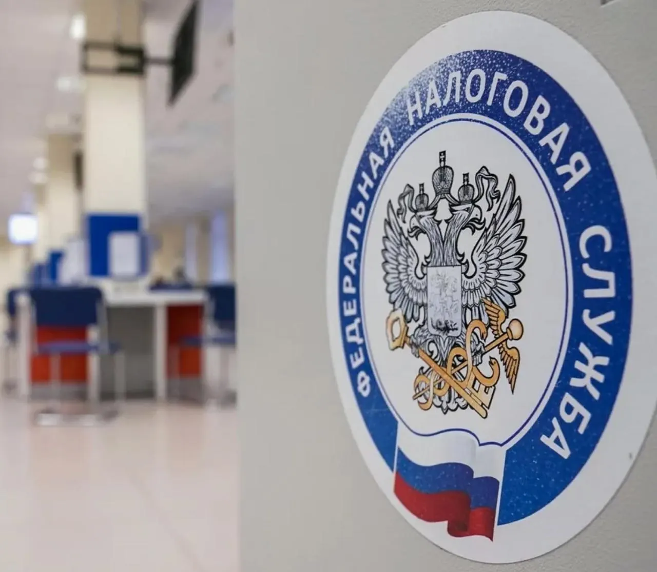 В Новосибирской области следствие обвиняет бывших и действующих сотрудников налоговой в передаче закрытых сведений третьим лицам за вознаграждение; фигуранты арестованы, расследование продолжается.