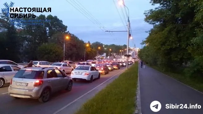 В ряде сибирских регионов введены жесткие лимиты на бензин; в Иркутске водители ждут по 8–9 часов, часть АЗС перешла на обслуживание только корпоративных клиентов, автобусы рискуют остаться без топлива.