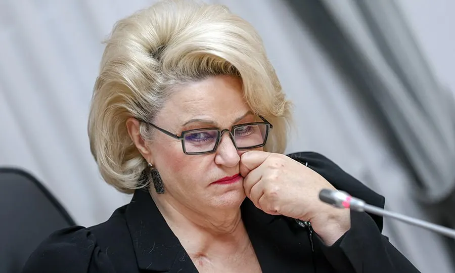 Председатель комитета по защите семьи Нина Останина призвала Роскомнадзор и Минцифры ограничить время, которое дети проводят в играх и социальных сетях, и применить опыт ограничительных мер.
