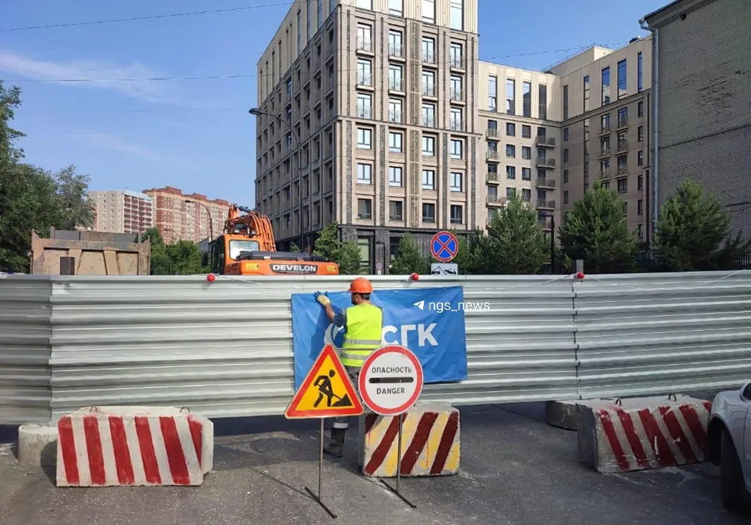 На улице Перевозчикова в районе площади Калинина проводят перенос 55-летнего трубопровода рядом с медколледжем: дорогу закрыли до конца лета, работы направлены на устранение риска подтопления здания.