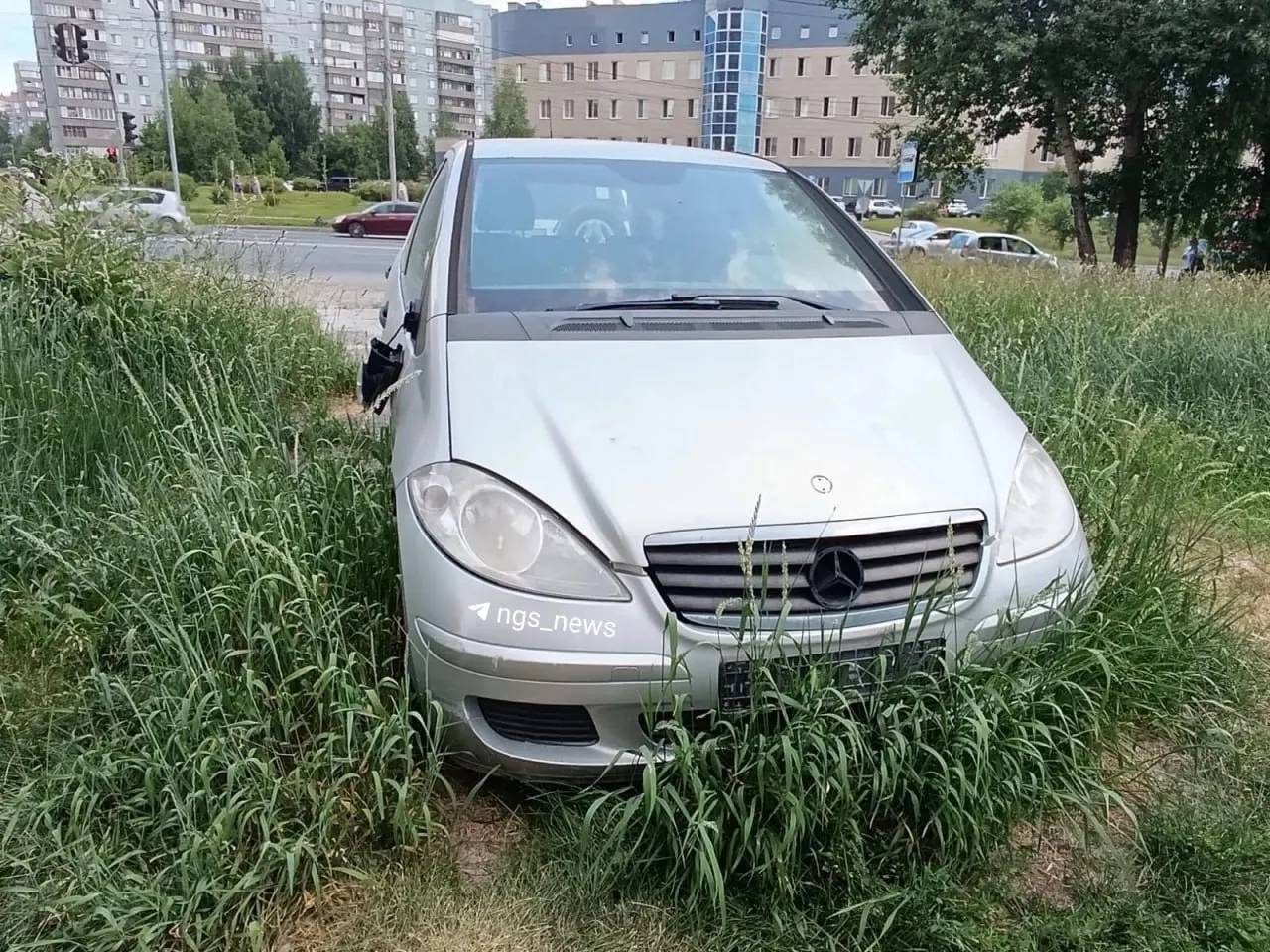 Mercedes A‑класс с краснодарскими номерами стоит на Тюленина, 12: местные жители просят убрать авто из‑за вандалов и мусора, хотя администрация предупреждала об эвакуации.