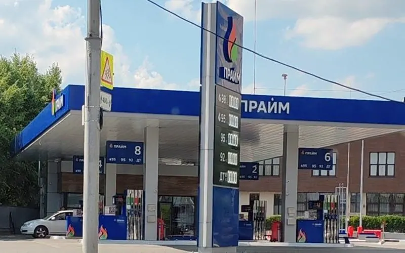 В Новосибирской области и соседних территориях наблюдаются перебои с поставками бензина: на ряде АЗС исчезли марки АИ‑92 и АИ‑95, введены лимиты, часть сетей прекращает розничные продажи. Власти и предприниматели отрабатывают ограничения на отпуск топлива.